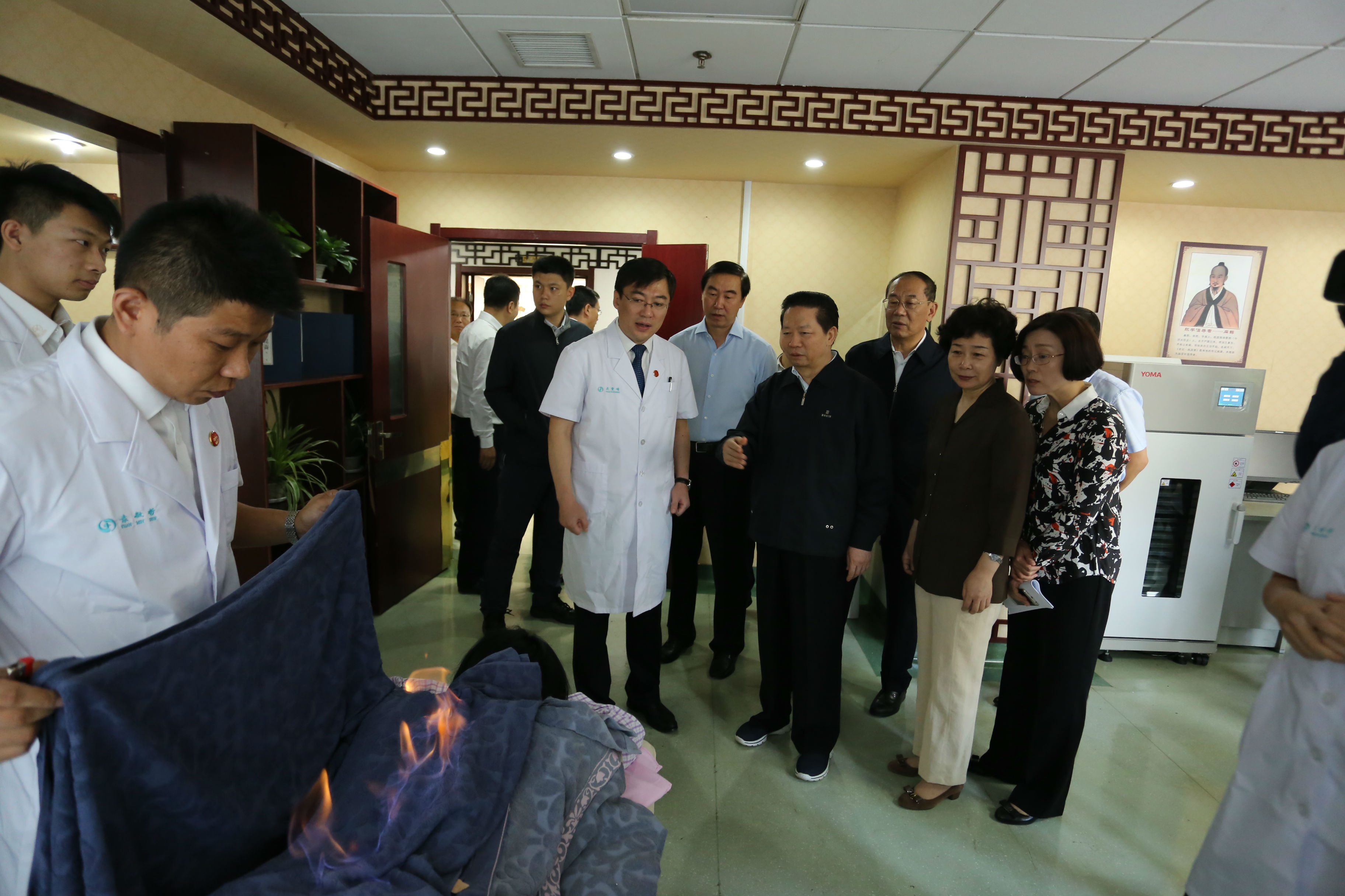 陈求发省长参观康复中心的传统疗法中心.JPG