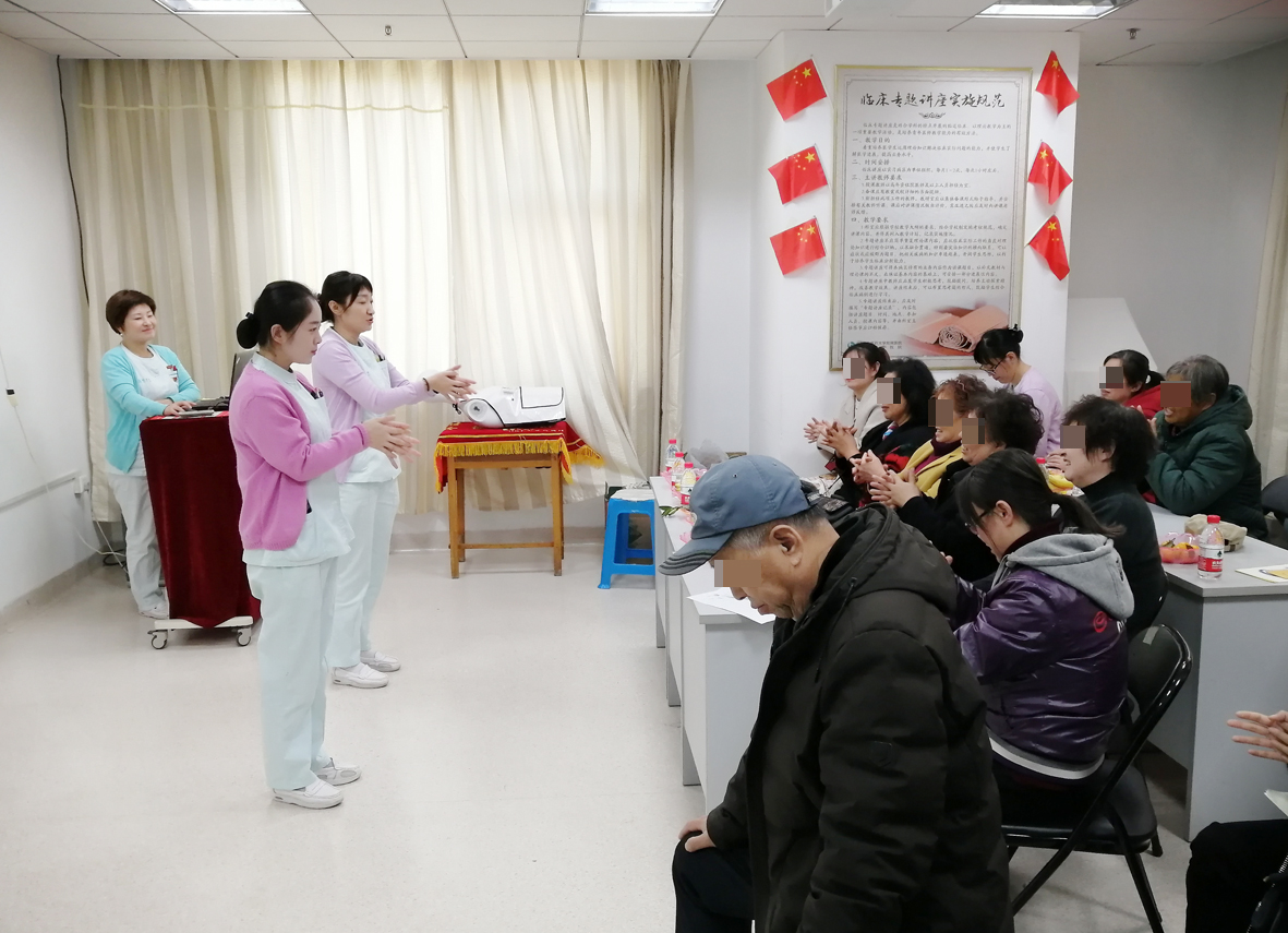 护士马琳、金晶两带领大家演练标准“七步洗手法”