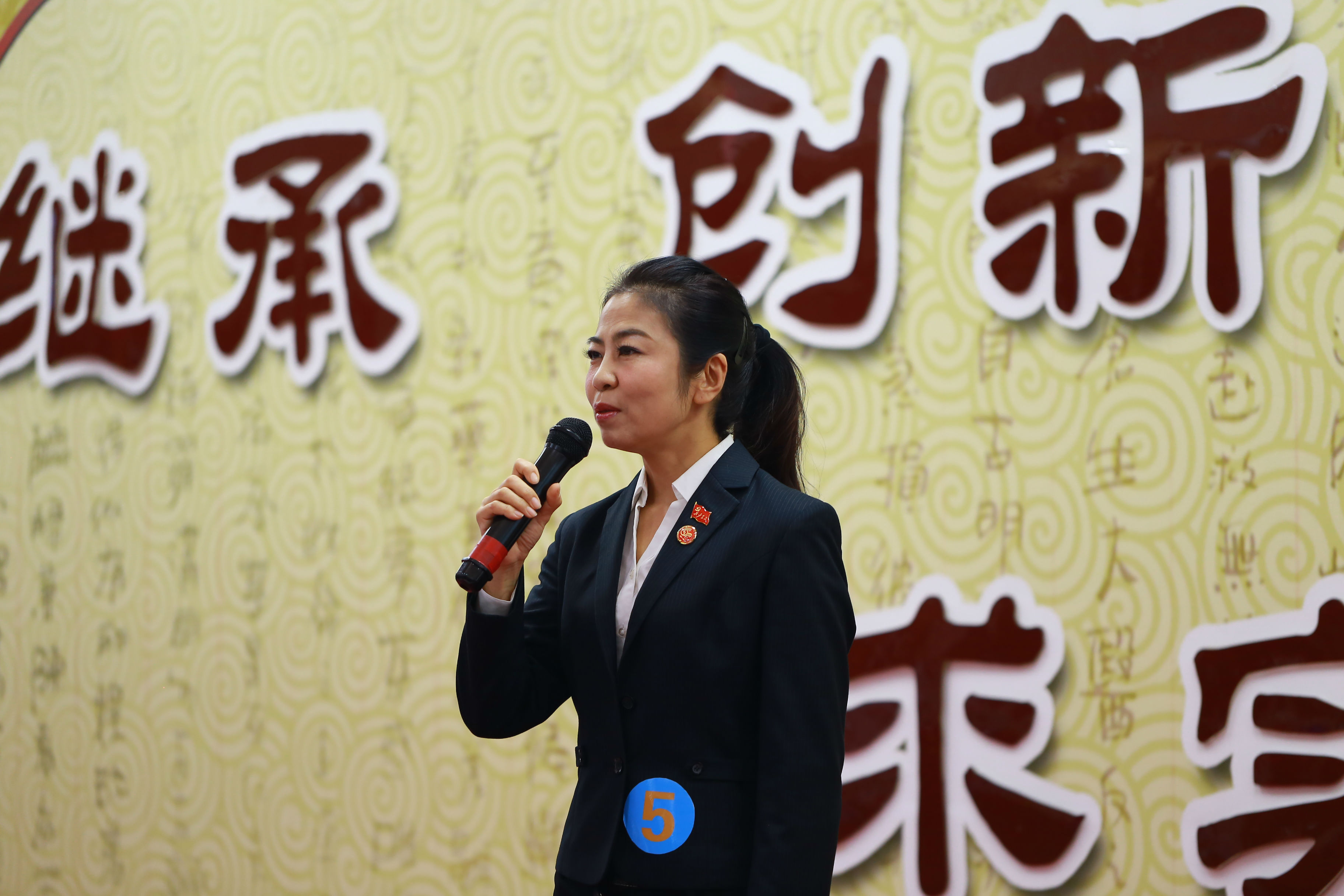 机关一支部黄海英.JPG